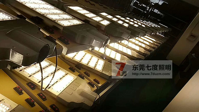 东莞丝瓜视频免费在线观看照明模组式大功率led路灯头批量老化